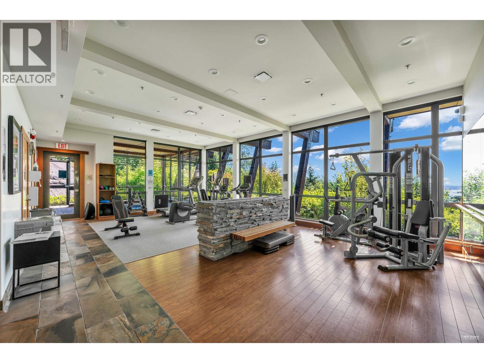 401 3315 Cypress Place, West Vancouver, BC - Indoor Photo Showing Gym Room
