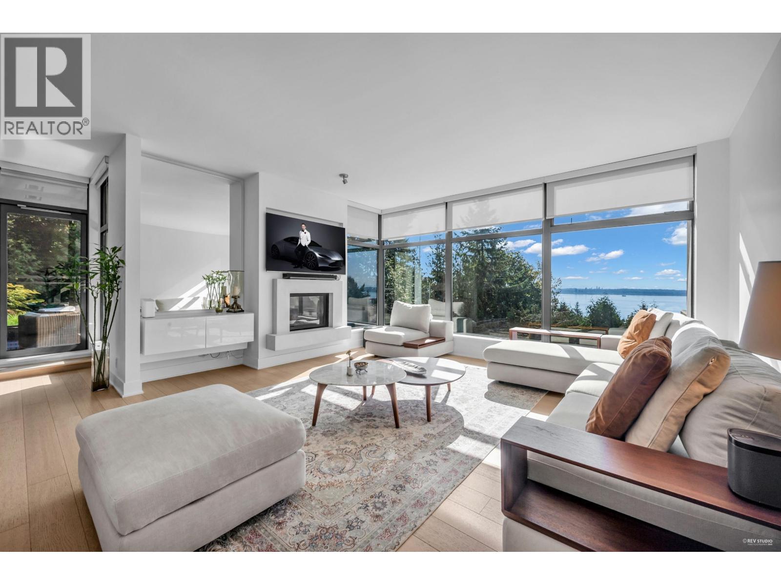 401 3315 Cypress Place, West Vancouver, BC - Indoor Photo Showing Living Room With Fireplace