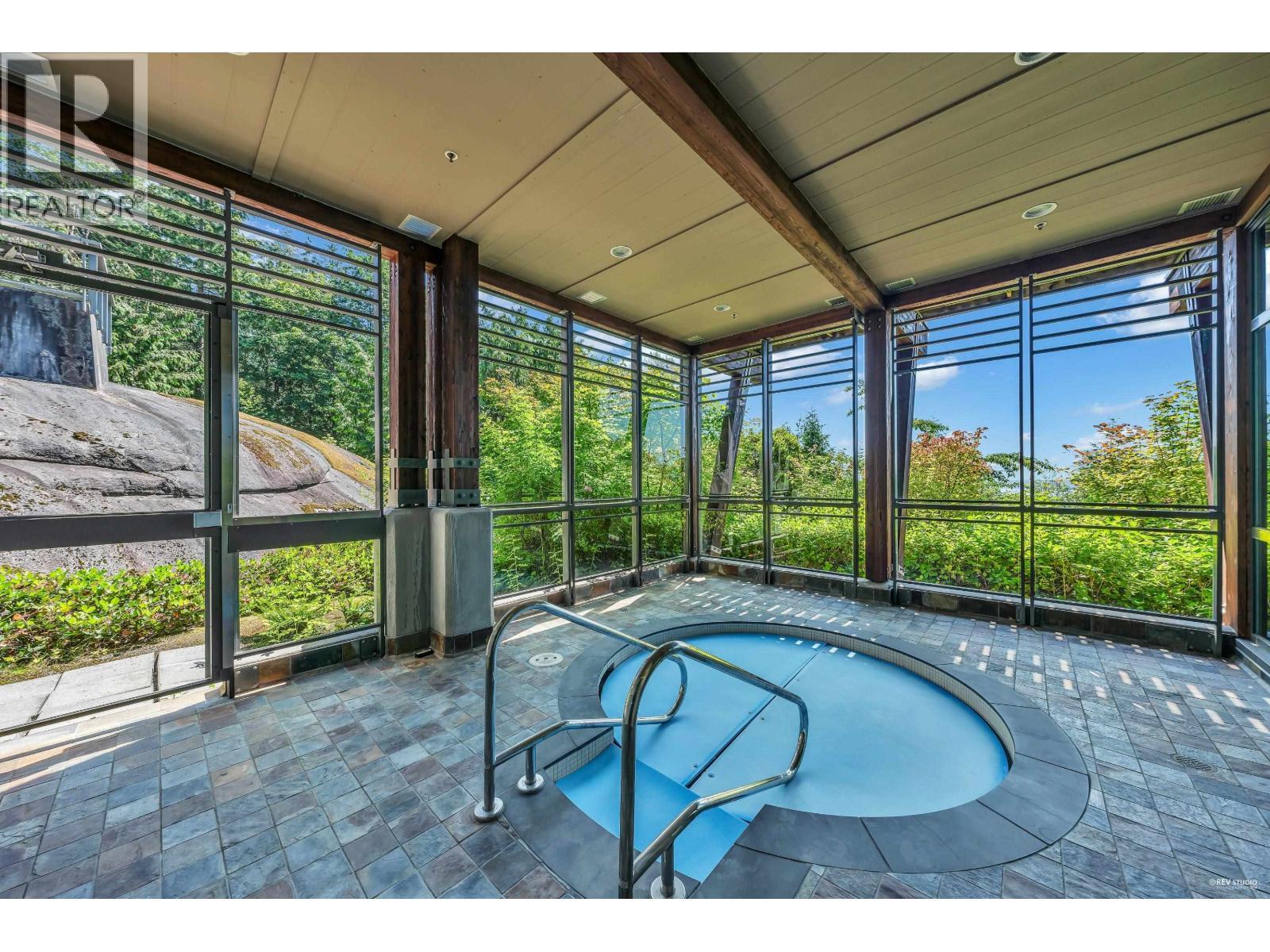 401 3315 Cypress Place, West Vancouver, BC - Outdoor With Exterior