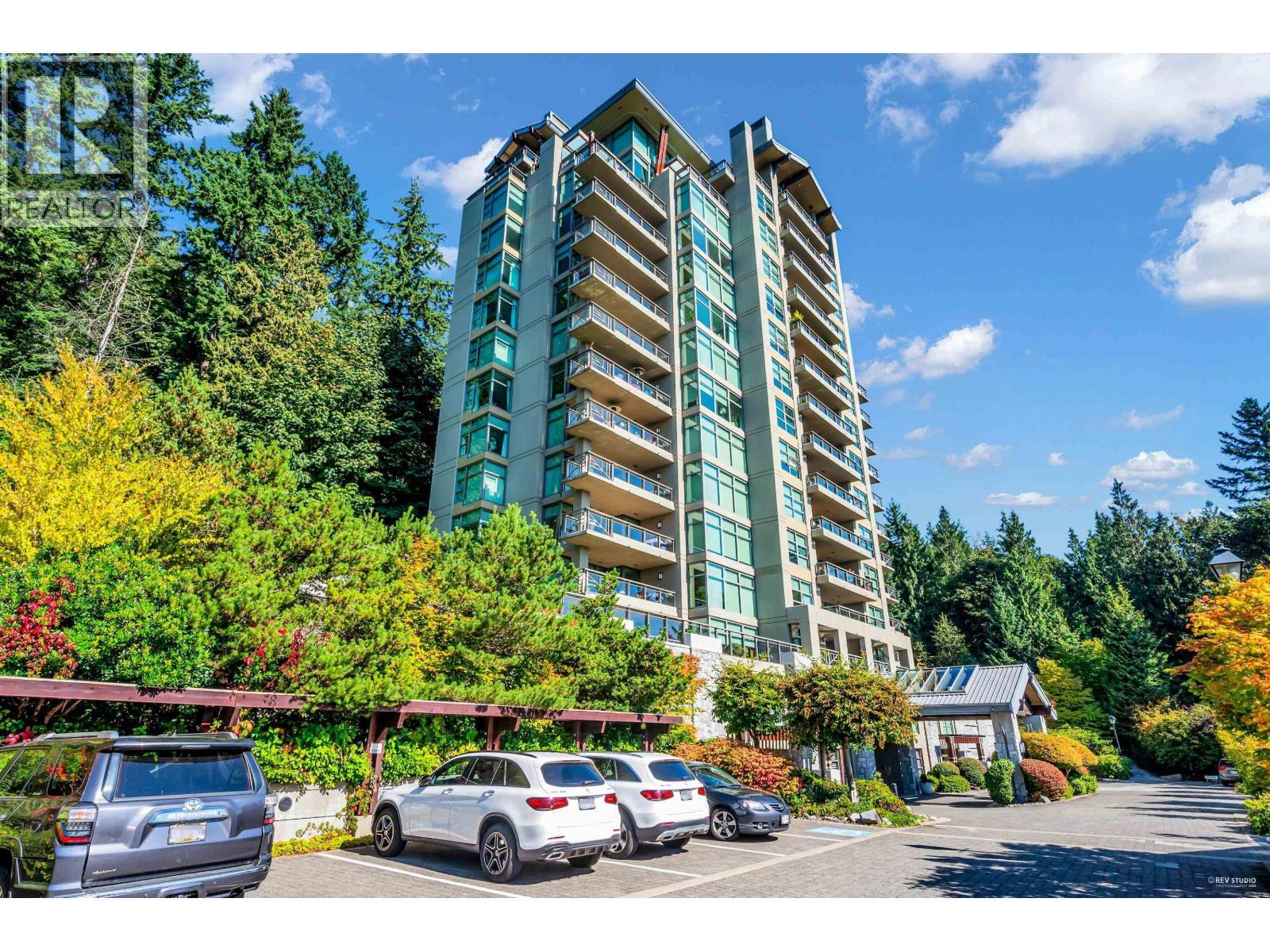 401 3315 Cypress Place, West Vancouver, BC - Outdoor With Facade