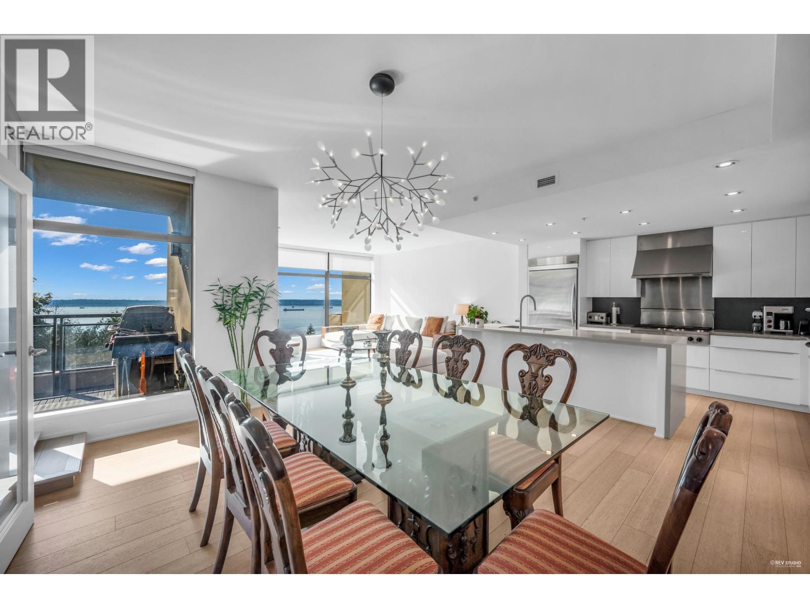 401 3315 Cypress Place, West Vancouver, BC - Indoor Photo Showing Dining Room