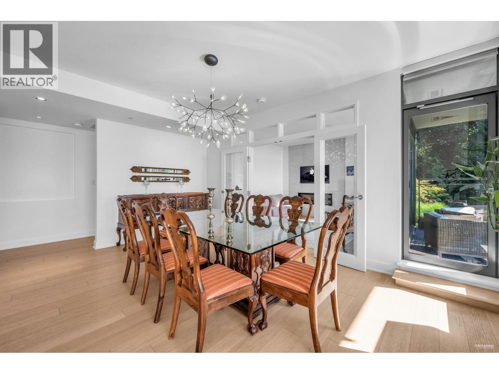 401 3315 Cypress Place, West Vancouver, BC - Indoor Photo Showing Dining Room