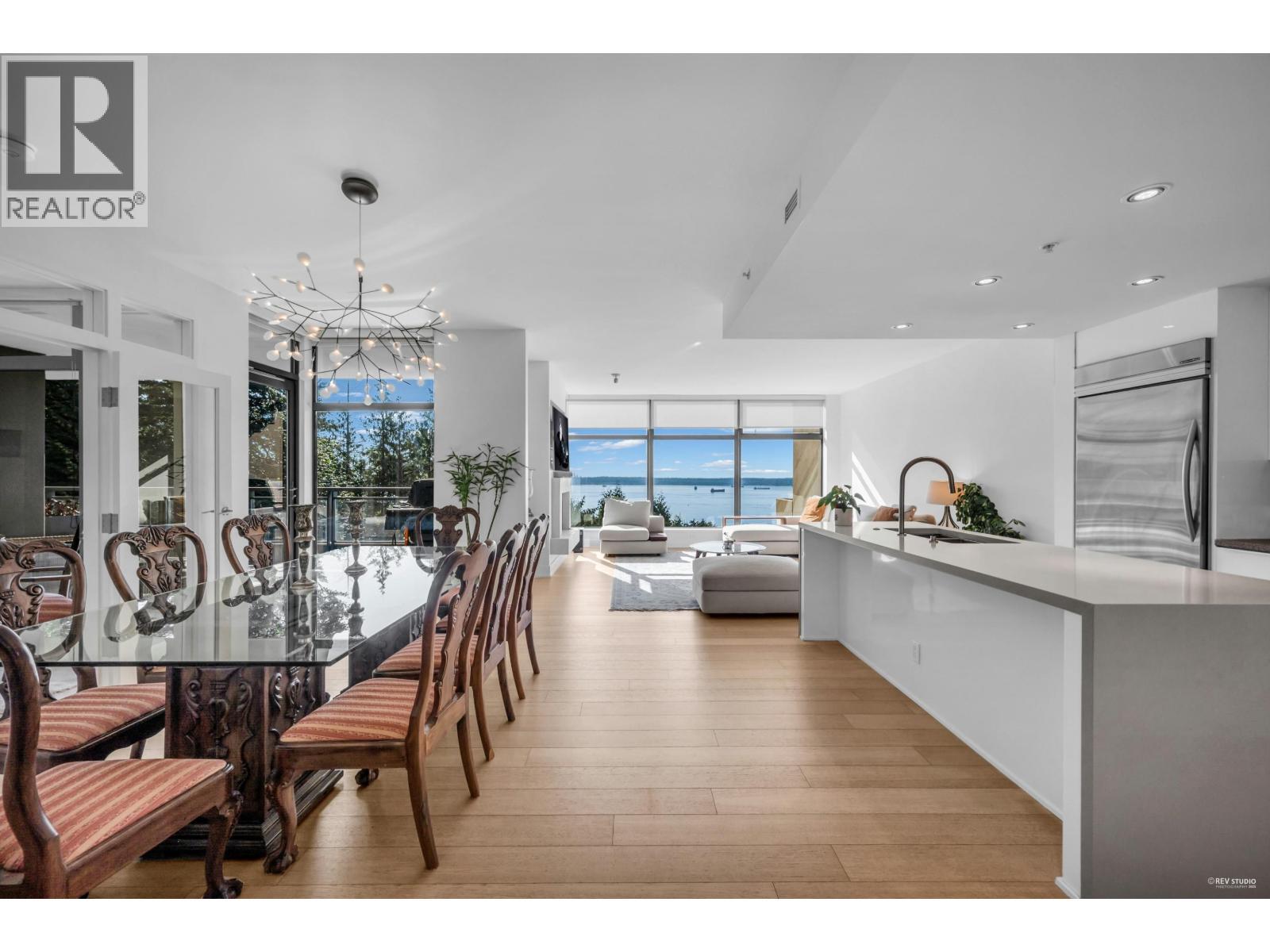 401 3315 Cypress Place, West Vancouver, BC - Indoor Photo Showing Dining Room