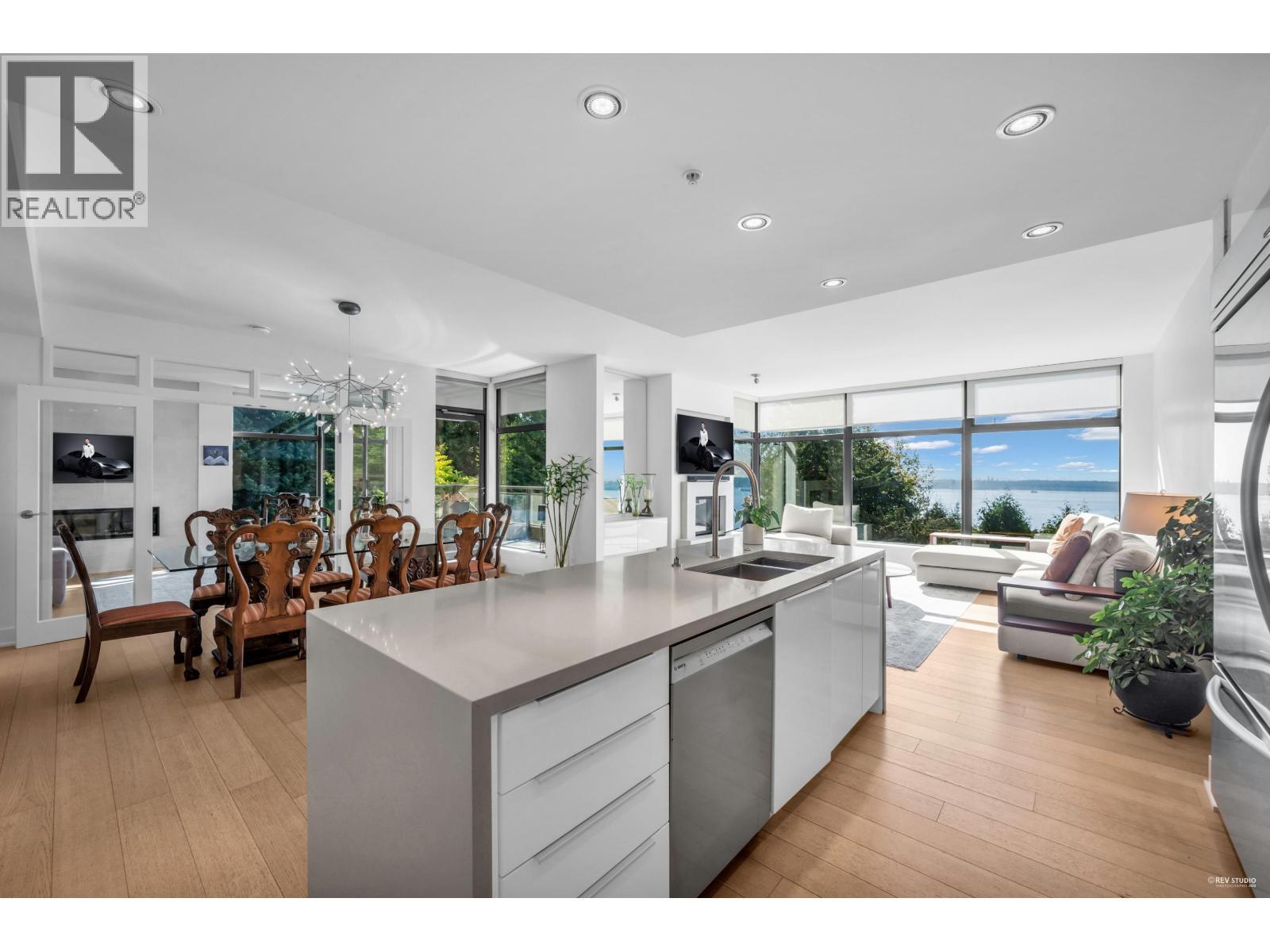 401 3315 Cypress Place, West Vancouver, BC - Indoor