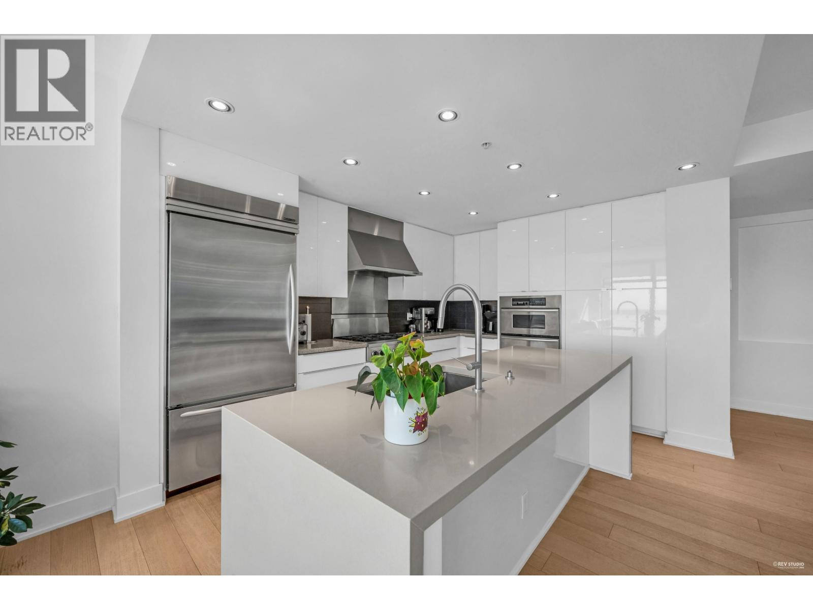 401 3315 Cypress Place, West Vancouver, BC - Indoor Photo Showing Kitchen With Upgraded Kitchen