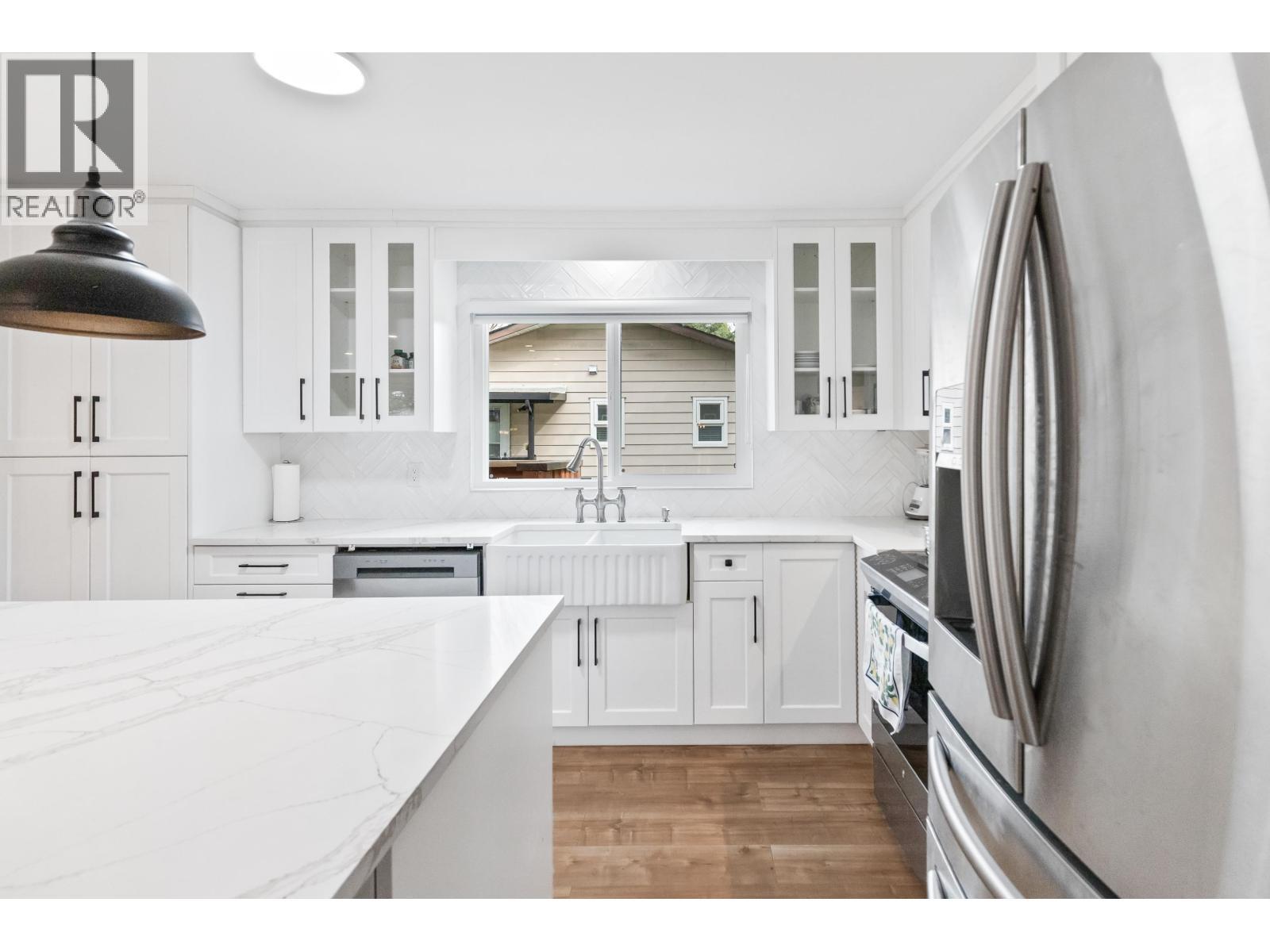 21099 Berry Avenue, Maple Ridge, BC - Indoor Photo Showing Kitchen With Upgraded Kitchen