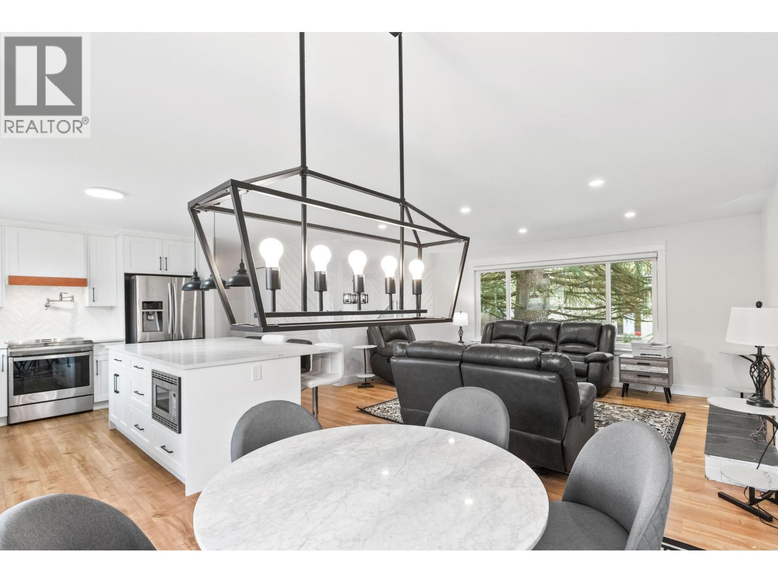 21099 Berry Avenue, Maple Ridge, BC - Indoor