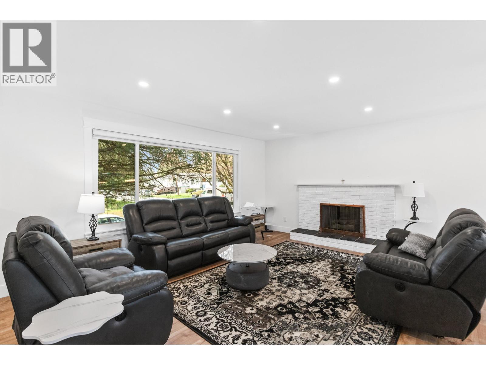 21099 Berry Avenue, Maple Ridge, BC - Indoor Photo Showing Living Room With Fireplace