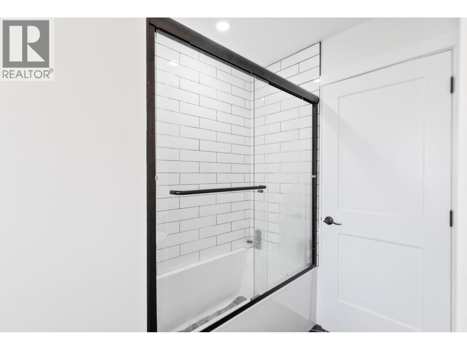 21099 Berry Avenue, Maple Ridge, BC - Indoor Photo Showing Bathroom
