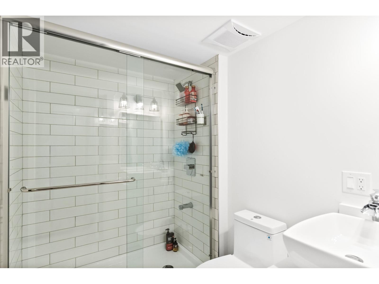 21099 Berry Avenue, Maple Ridge, BC - Indoor Photo Showing Bathroom