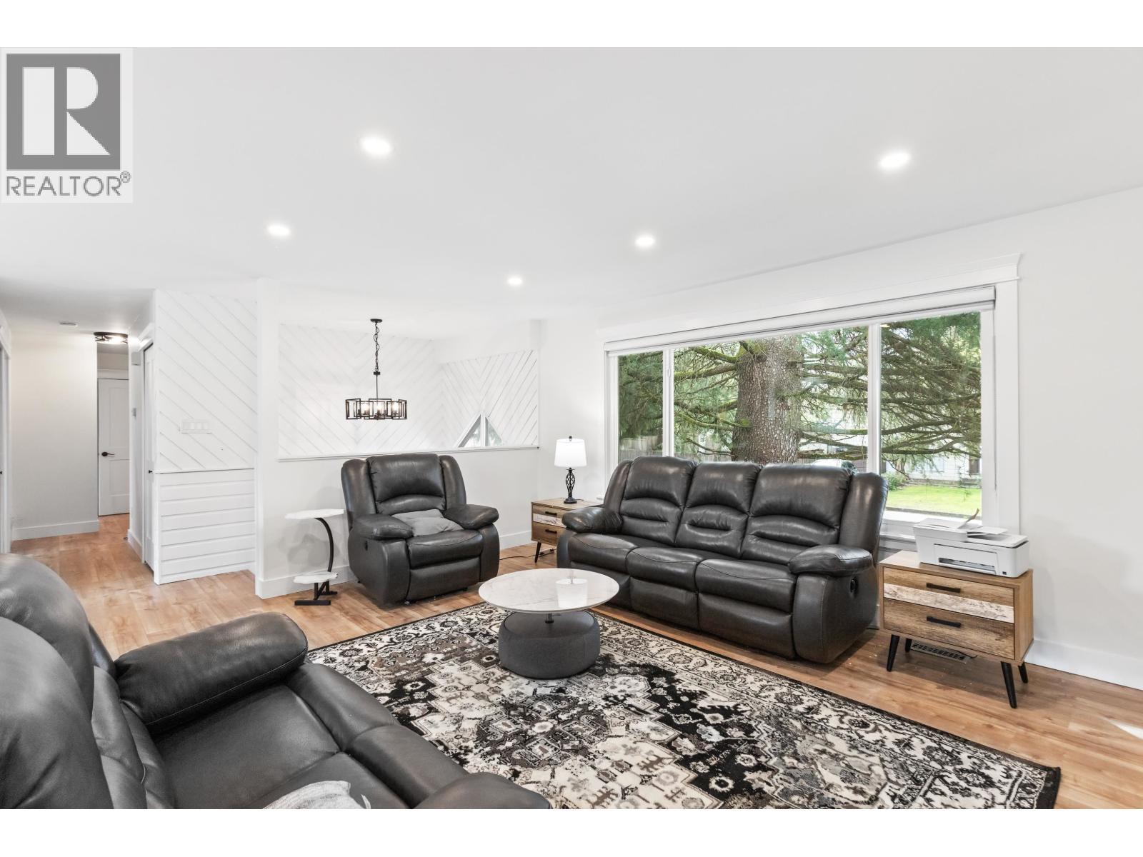 21099 Berry Avenue, Maple Ridge, BC - Indoor Photo Showing Living Room