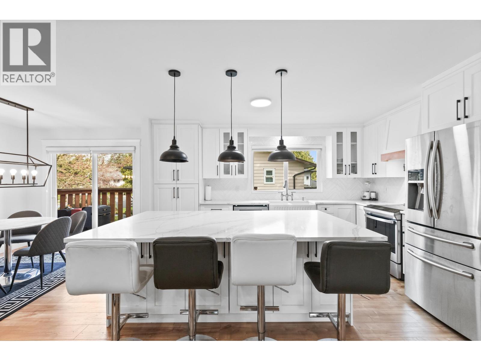 21099 Berry Avenue, Maple Ridge, BC - Indoor Photo Showing Kitchen With Upgraded Kitchen