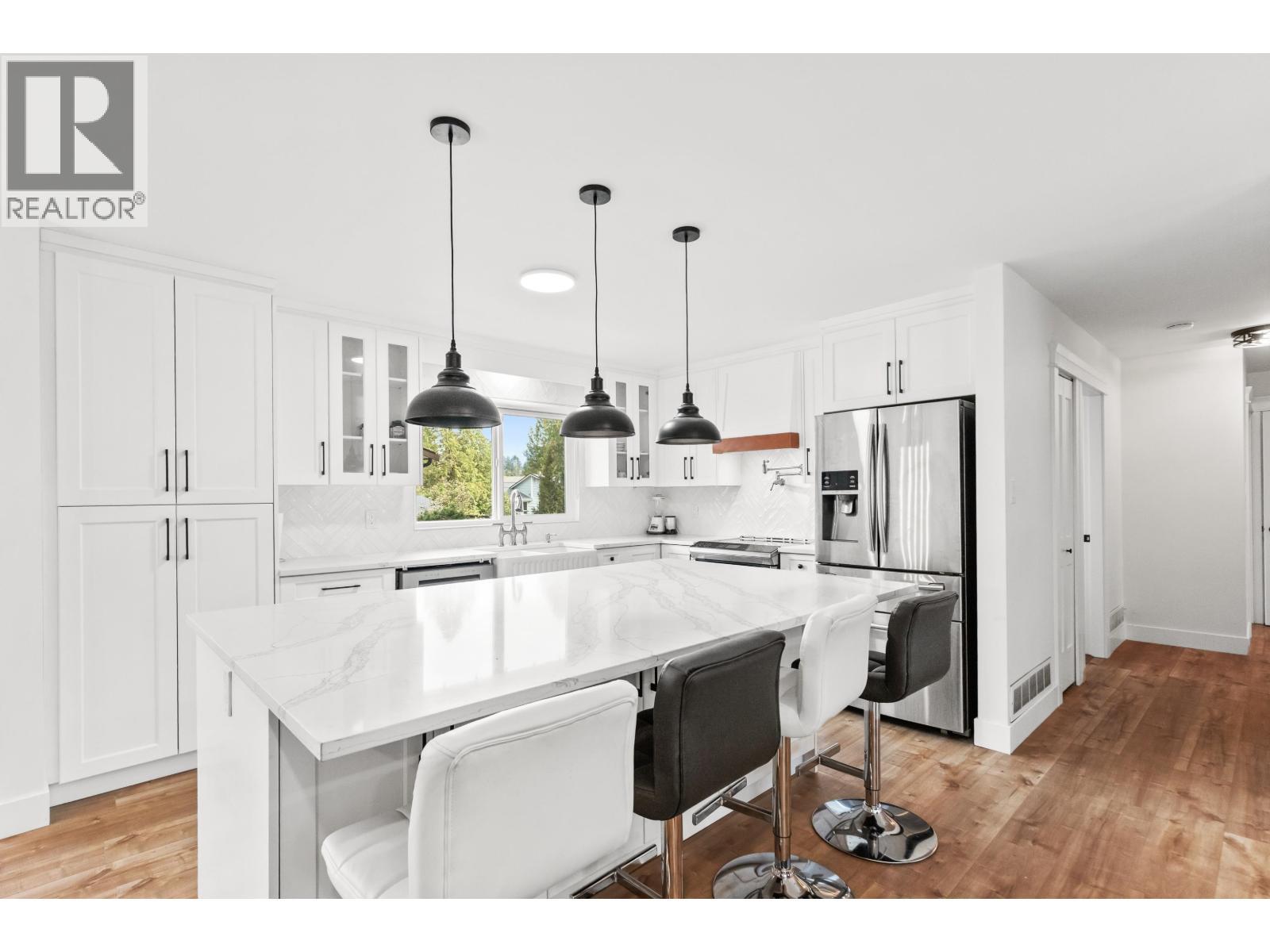 21099 Berry Avenue, Maple Ridge, BC - Indoor Photo Showing Kitchen With Upgraded Kitchen