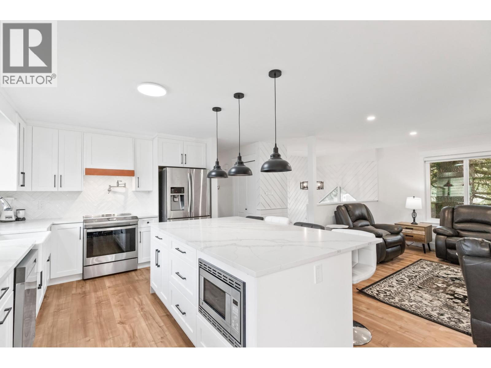 21099 Berry Avenue, Maple Ridge, BC - Indoor Photo Showing Kitchen With Upgraded Kitchen