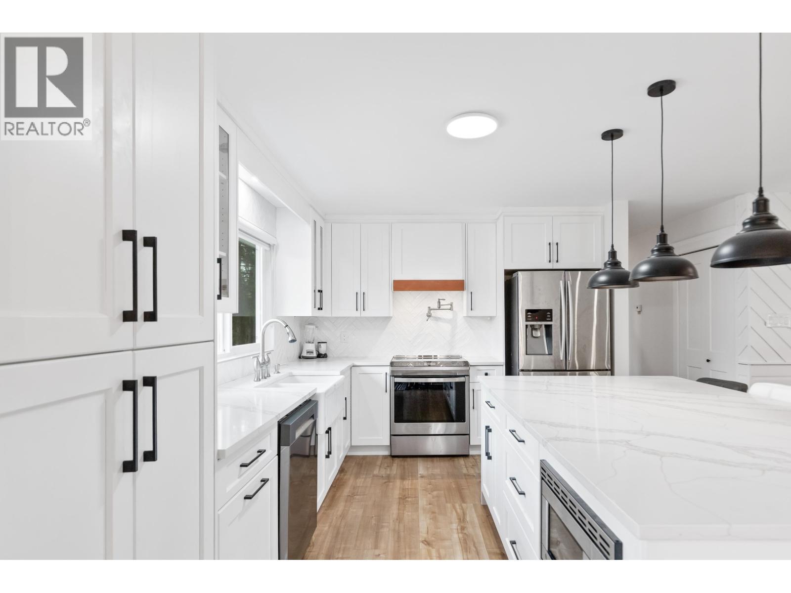 21099 Berry Avenue, Maple Ridge, BC - Indoor Photo Showing Kitchen With Upgraded Kitchen