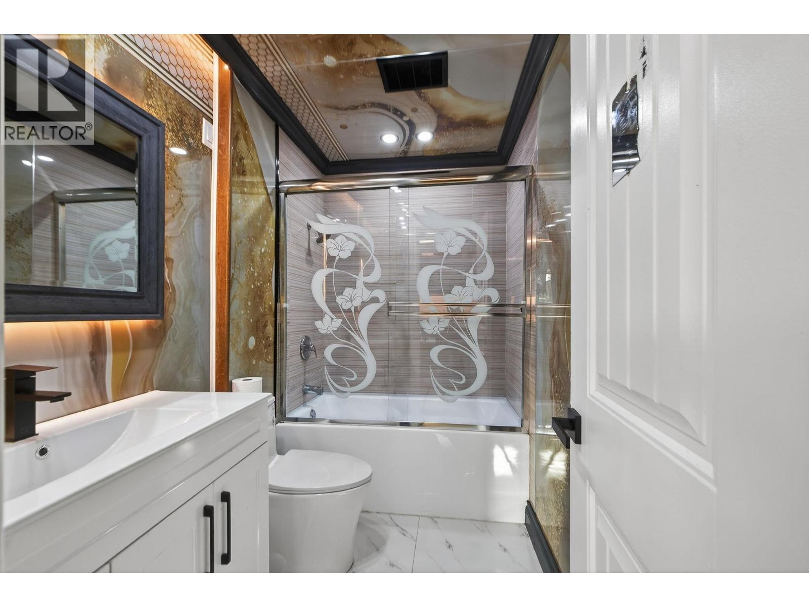 803 Ewen Avenue, New Westminster, BC - Indoor Photo Showing Bathroom