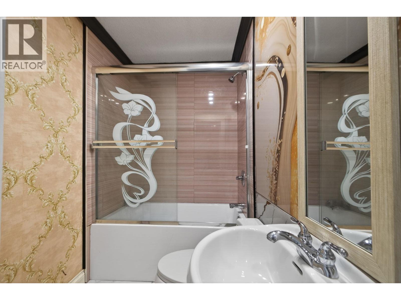 803 Ewen Avenue, New Westminster, BC - Indoor Photo Showing Bathroom