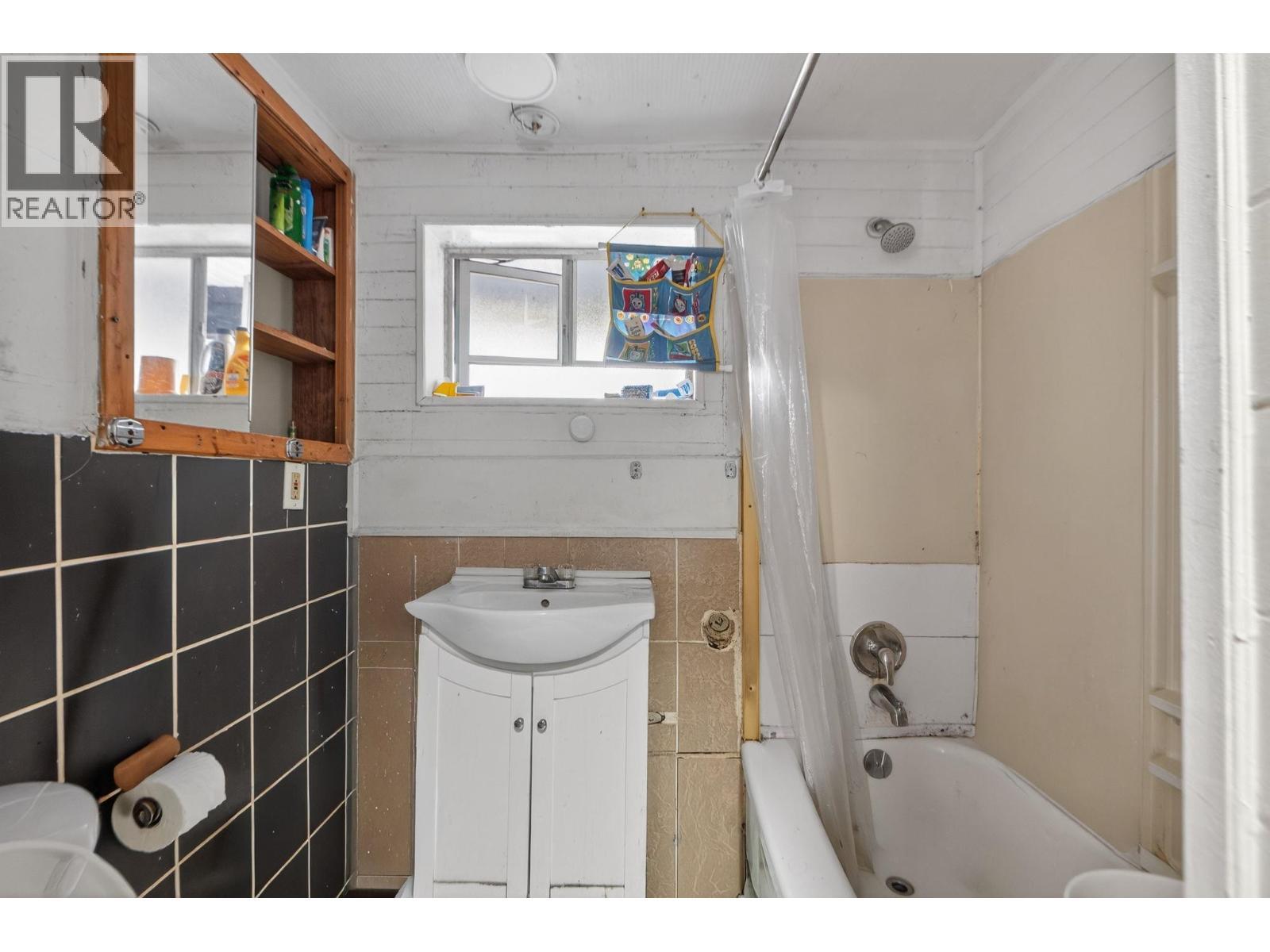 803 Ewen Avenue, New Westminster, BC - Indoor Photo Showing Bathroom