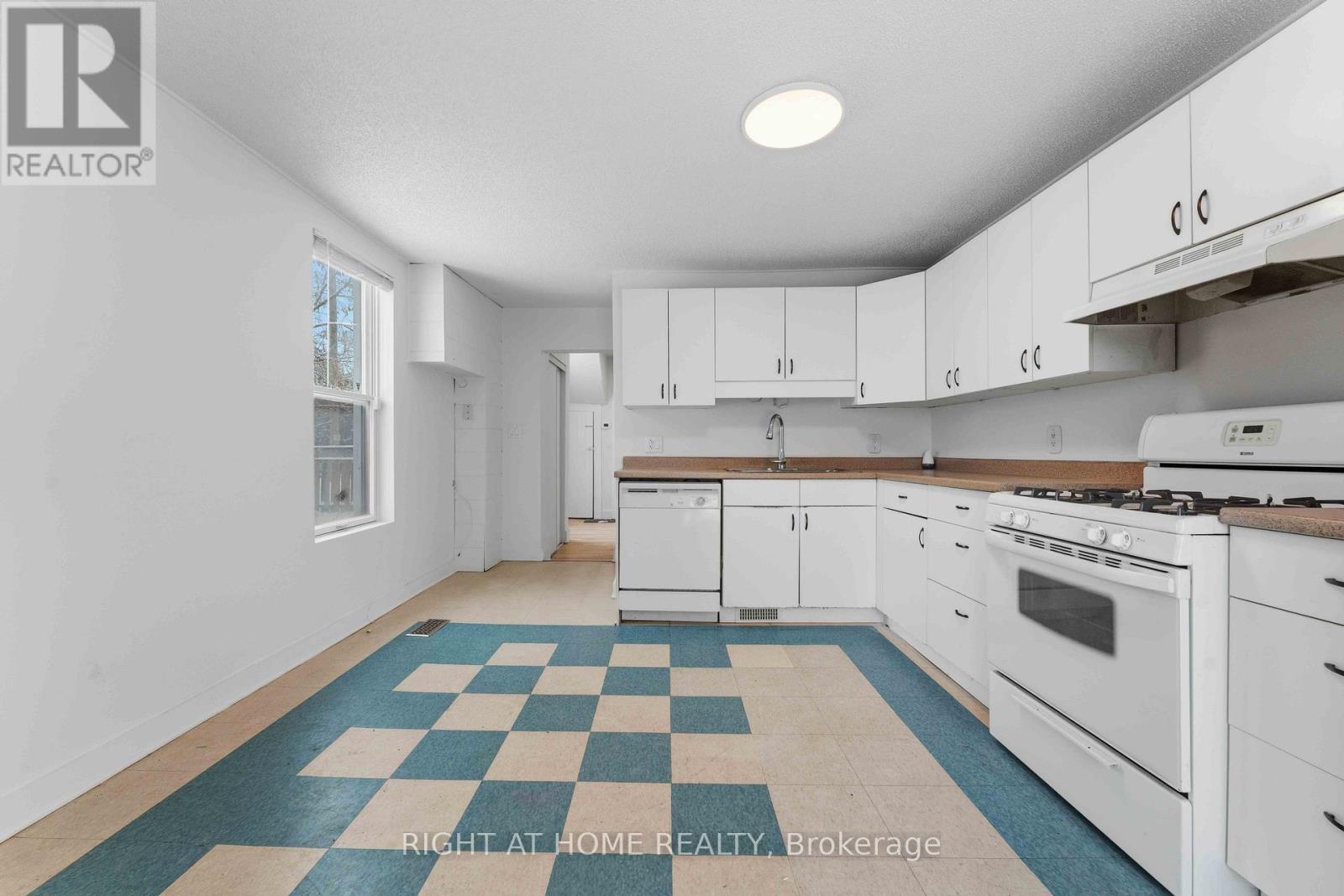 71 Carruthers Avenue, Ottawa, ON - Indoor Photo Showing Kitchen