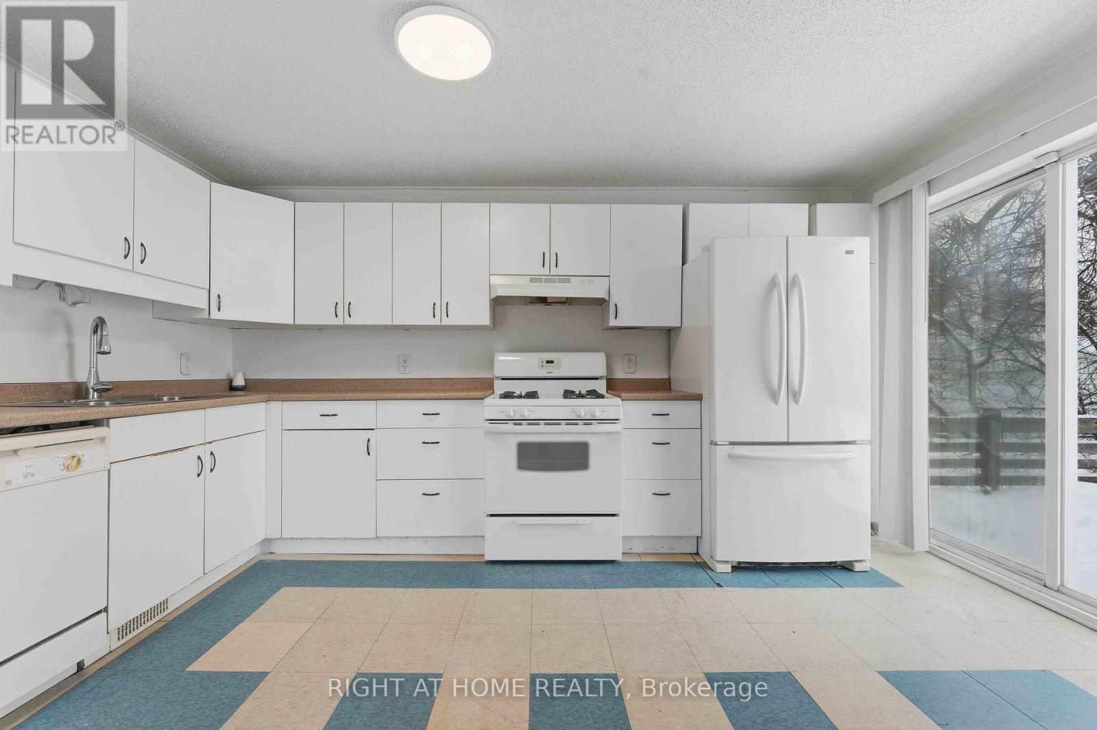 71 Carruthers Avenue, Ottawa, ON - Indoor Photo Showing Kitchen
