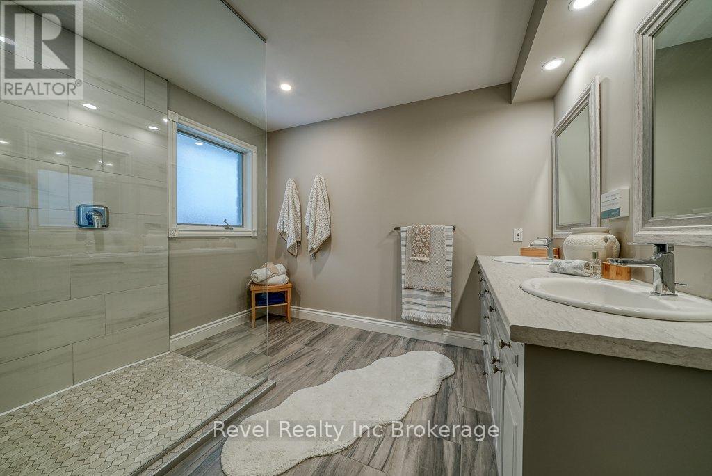 715 Springbank Avenue N, Woodstock (Woodstock - North), ON - Indoor Photo Showing Bathroom