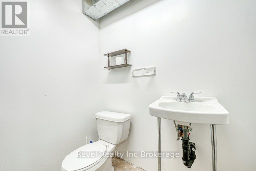 715 Springbank Avenue N, Woodstock (Woodstock - North), ON - Indoor Photo Showing Bathroom