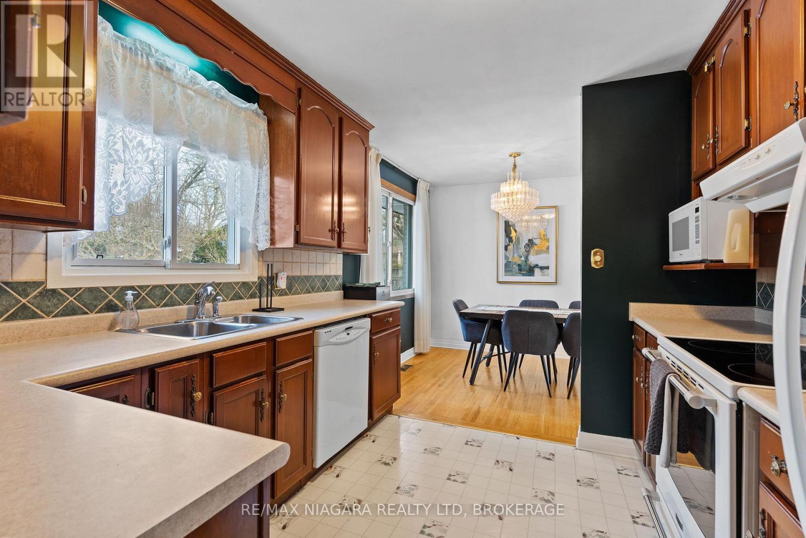 305 Centre Street, Niagara-On-The-Lake (Town), ON - Indoor Photo Showing Kitchen With Double Sink