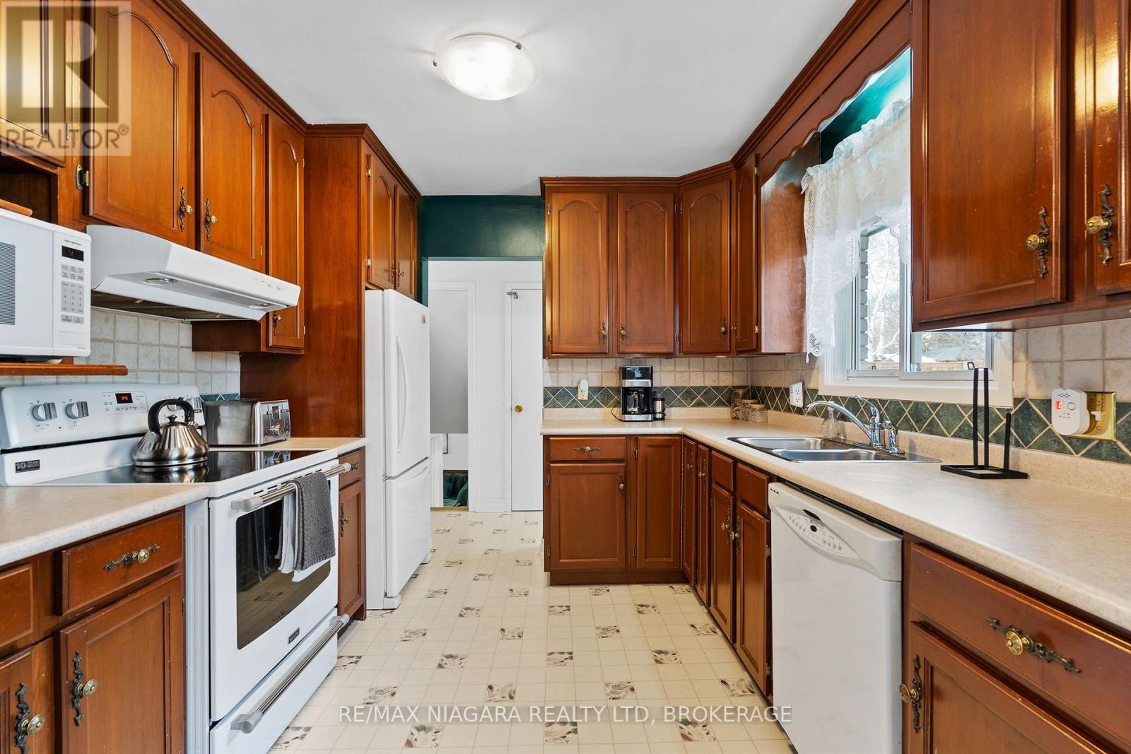305 Centre Street, Niagara-On-The-Lake (Town), ON - Indoor Photo Showing Kitchen With Double Sink