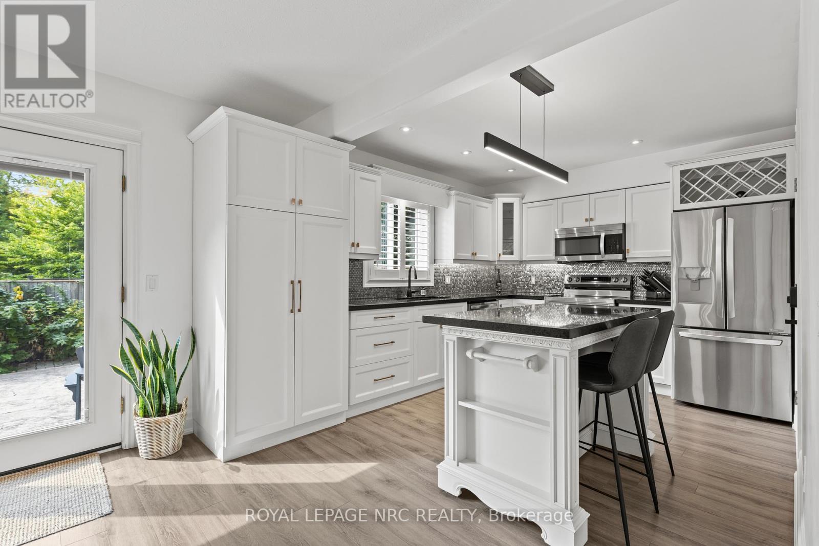 33 Broadway Avenue, St. Catharines (Port Weller), ON - Indoor Photo Showing Kitchen With Upgraded Kitchen