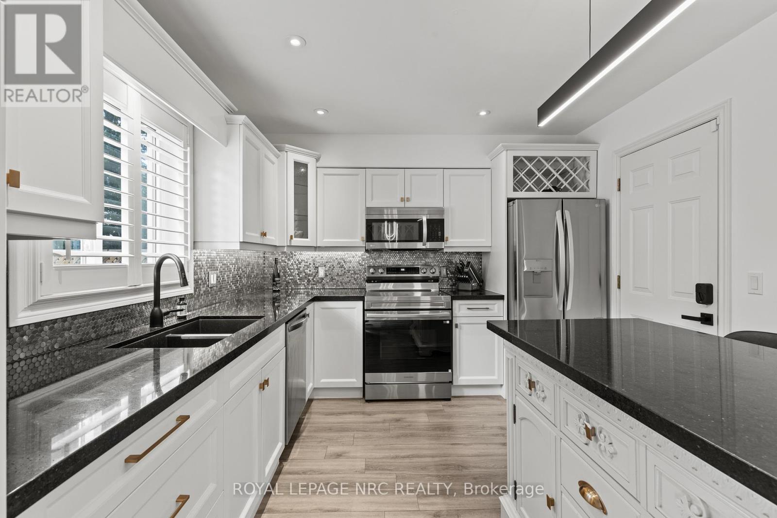 33 Broadway Avenue, St. Catharines (Port Weller), ON - Indoor Photo Showing Kitchen With Stainless Steel Kitchen With Double Sink With Upgraded Kitchen