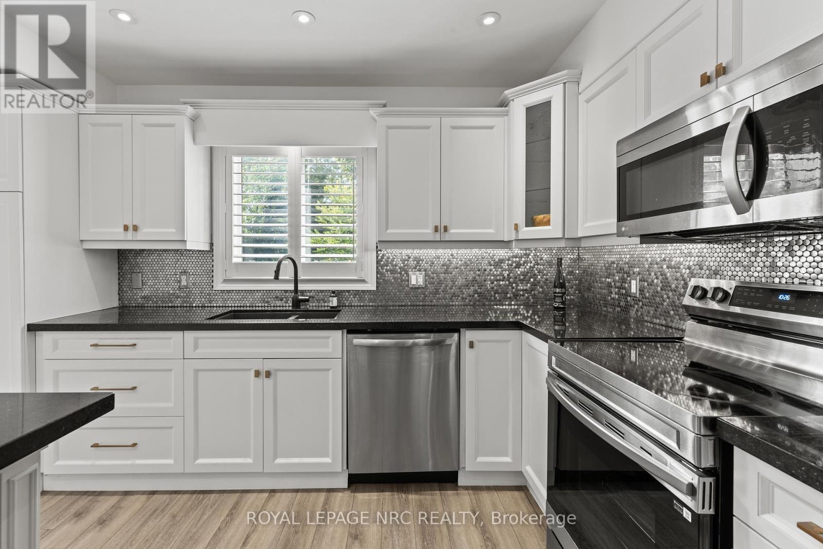 33 Broadway Avenue, St. Catharines (Port Weller), ON - Indoor Photo Showing Kitchen With Stainless Steel Kitchen With Double Sink With Upgraded Kitchen