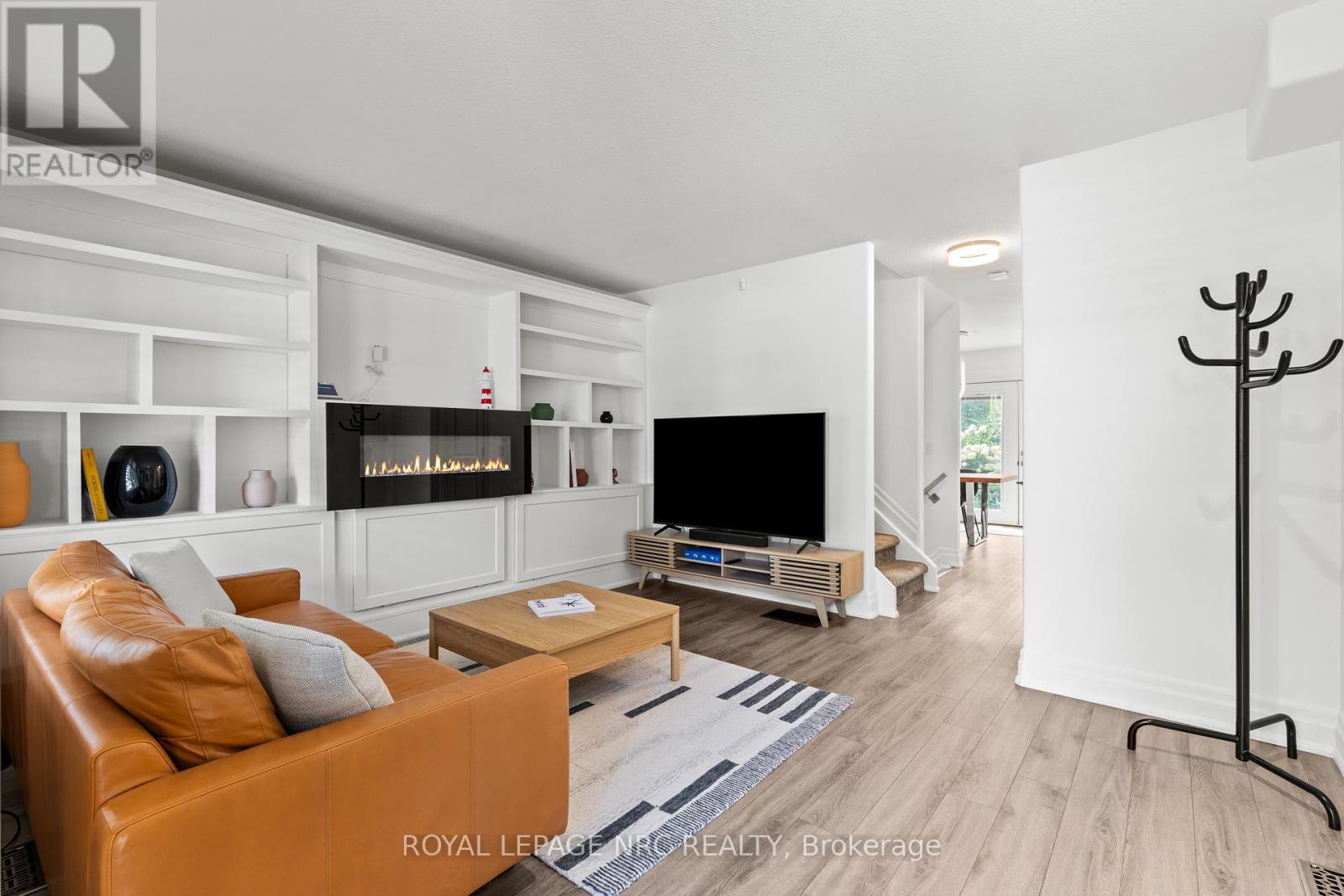 33 Broadway Avenue, St. Catharines (Port Weller), ON - Indoor Photo Showing Living Room With Fireplace