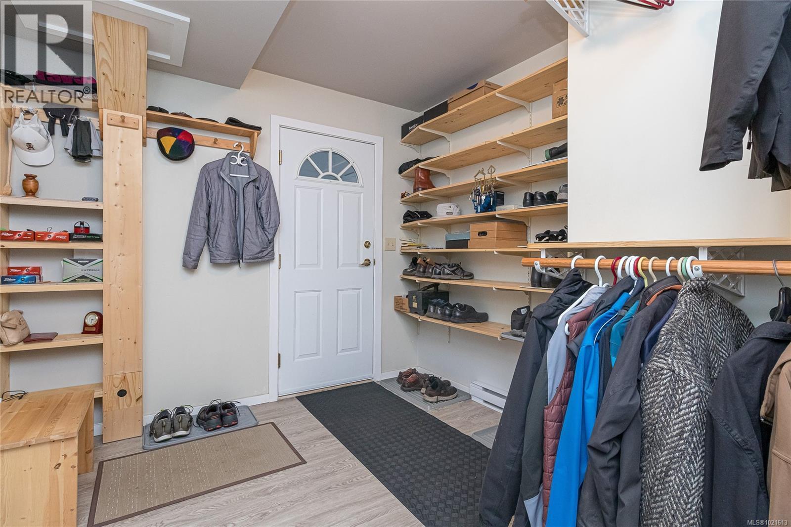 7906 Patterson Rd, Central Saanich, BC - Indoor With Storage