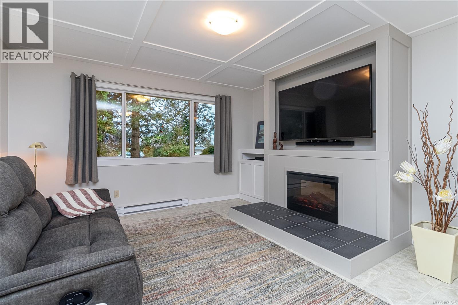 7906 Patterson Rd, Central Saanich, BC - Indoor Photo Showing Living Room With Fireplace