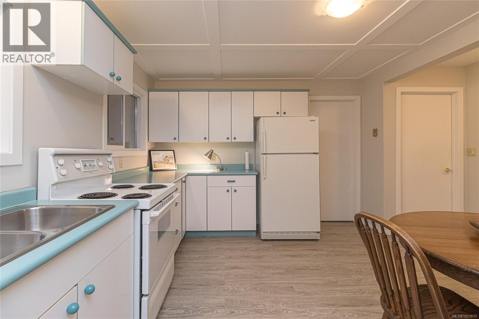 7906 Patterson Rd, Central Saanich, BC - Indoor Photo Showing Kitchen With Double Sink