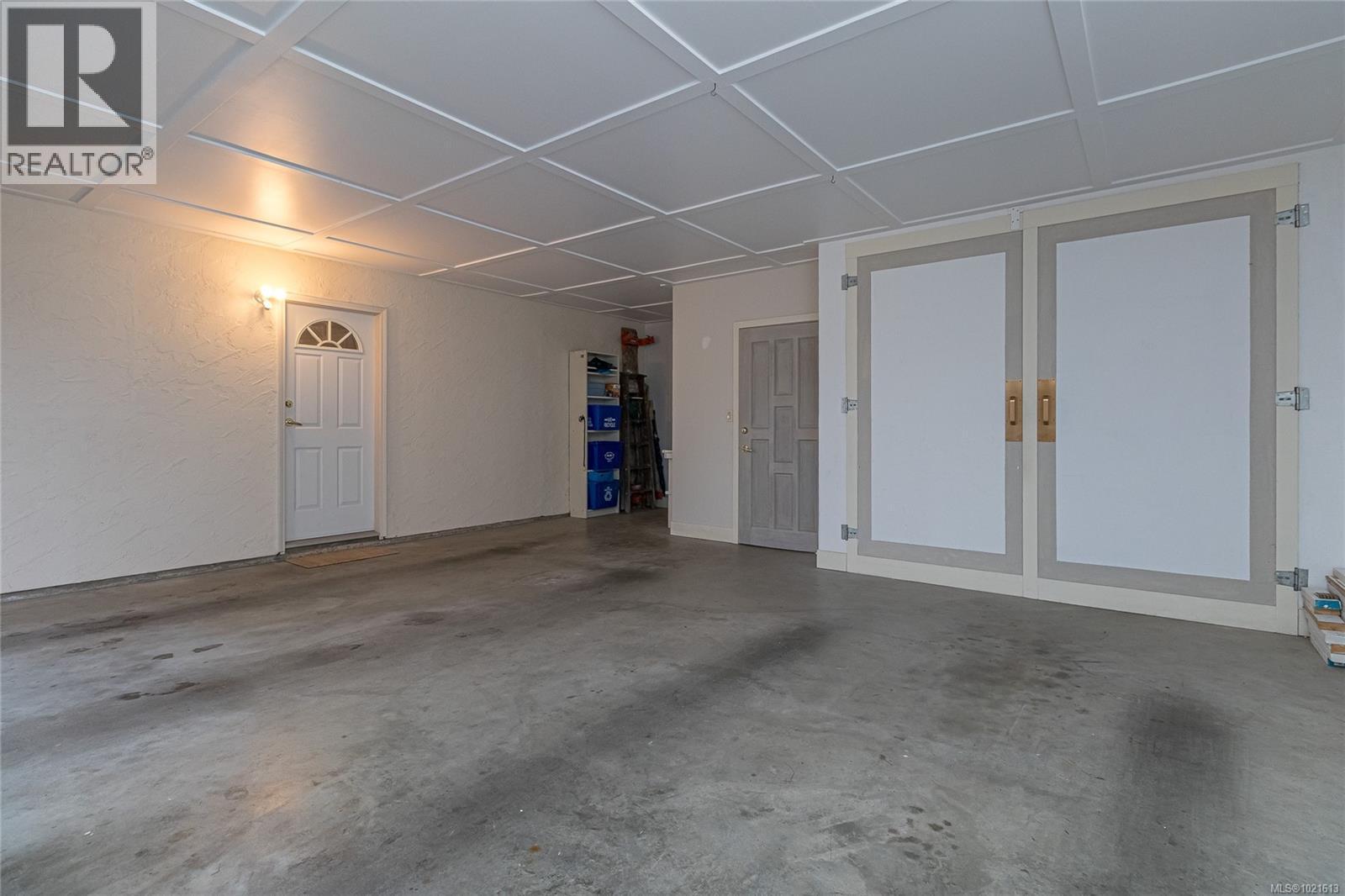 7906 Patterson Rd, Central Saanich, BC - Indoor Photo Showing Garage