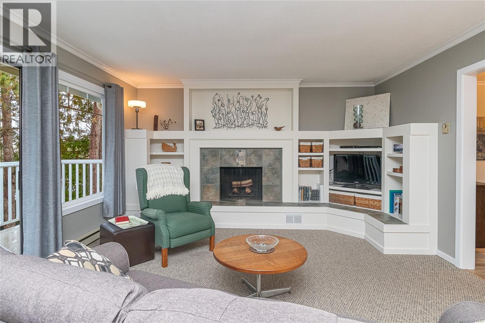 7906 Patterson Rd, Central Saanich, BC - Indoor Photo Showing Living Room With Fireplace