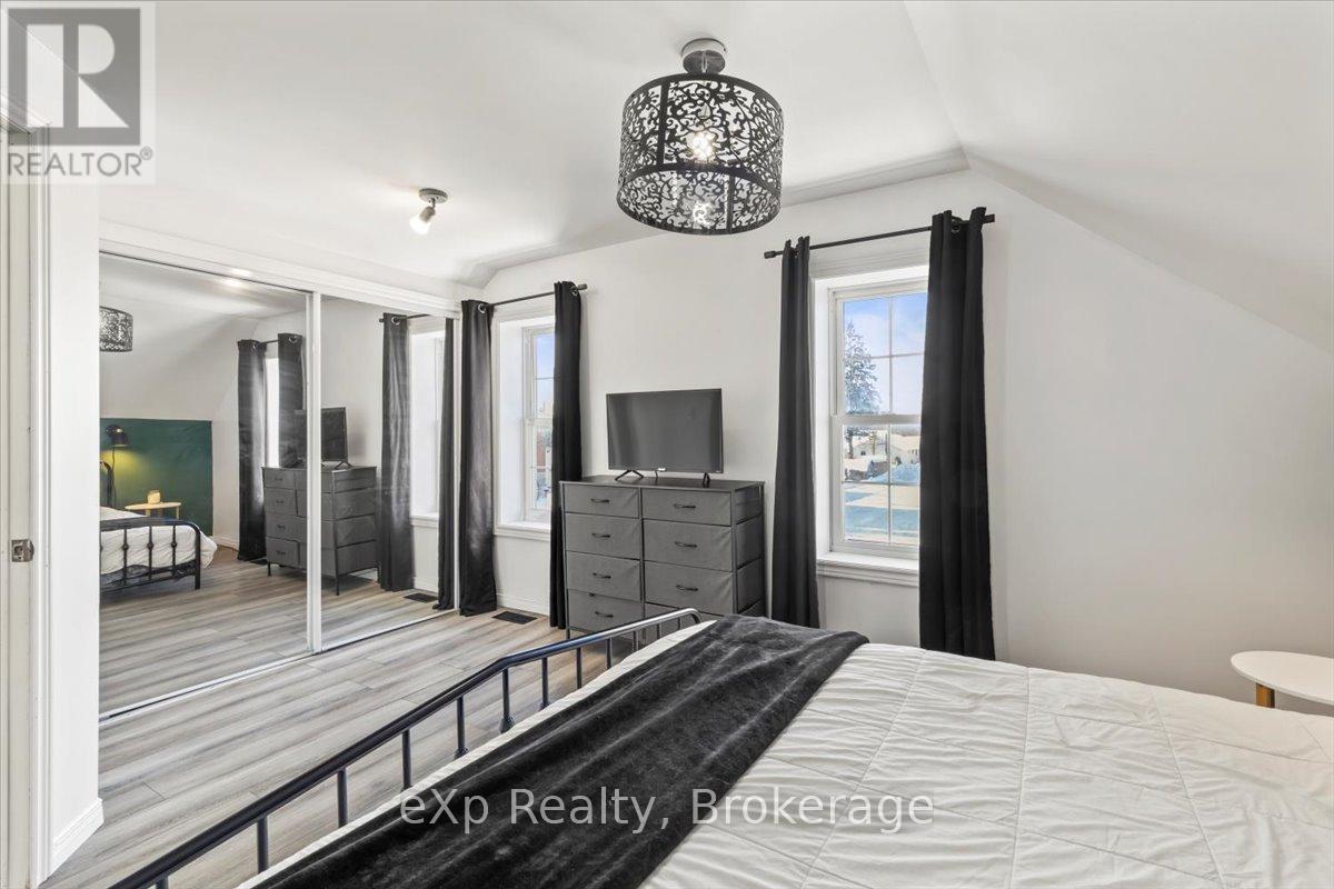209 Garafraxa Street S, West Grey, ON - Indoor Photo Showing Bedroom
