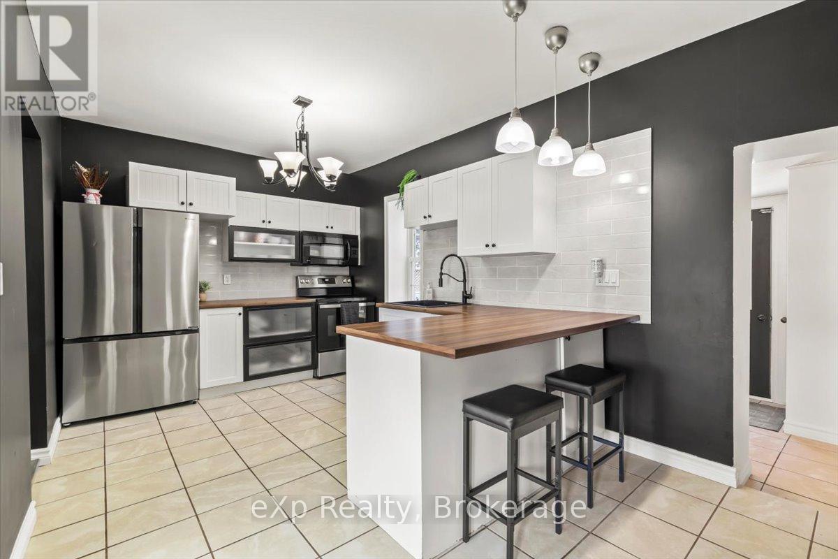209 Garafraxa Street S, West Grey, ON - Indoor Photo Showing Kitchen With Upgraded Kitchen