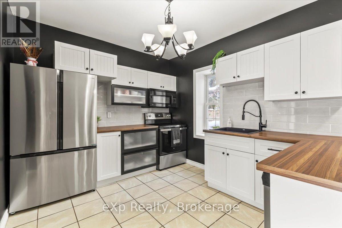 209 Garafraxa Street S, West Grey, ON - Indoor Photo Showing Kitchen With Upgraded Kitchen
