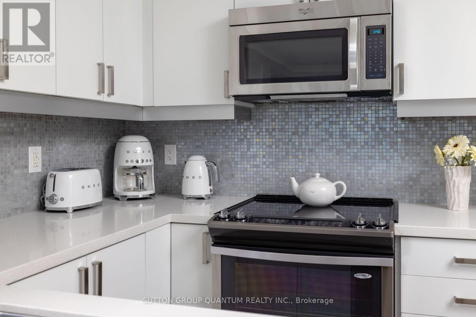 Lph 03 - 400 Adelaide Street E, Toronto, ON - Indoor Photo Showing Kitchen