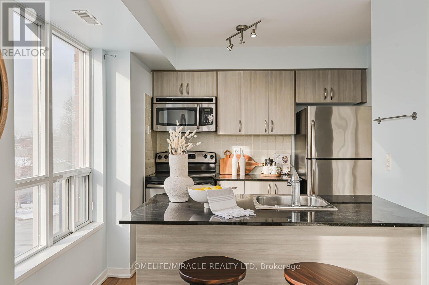 608 - 801 Sheppard Avenue W, Toronto, ON - Indoor Photo Showing Kitchen With Stainless Steel Kitchen With Upgraded Kitchen
