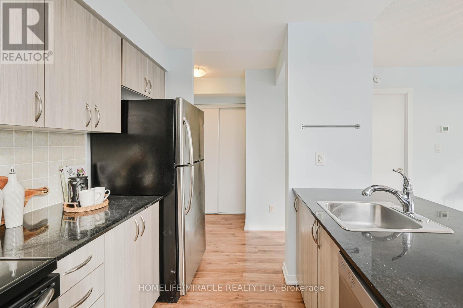 608 - 801 Sheppard Avenue W, Toronto, ON - Indoor Photo Showing Kitchen