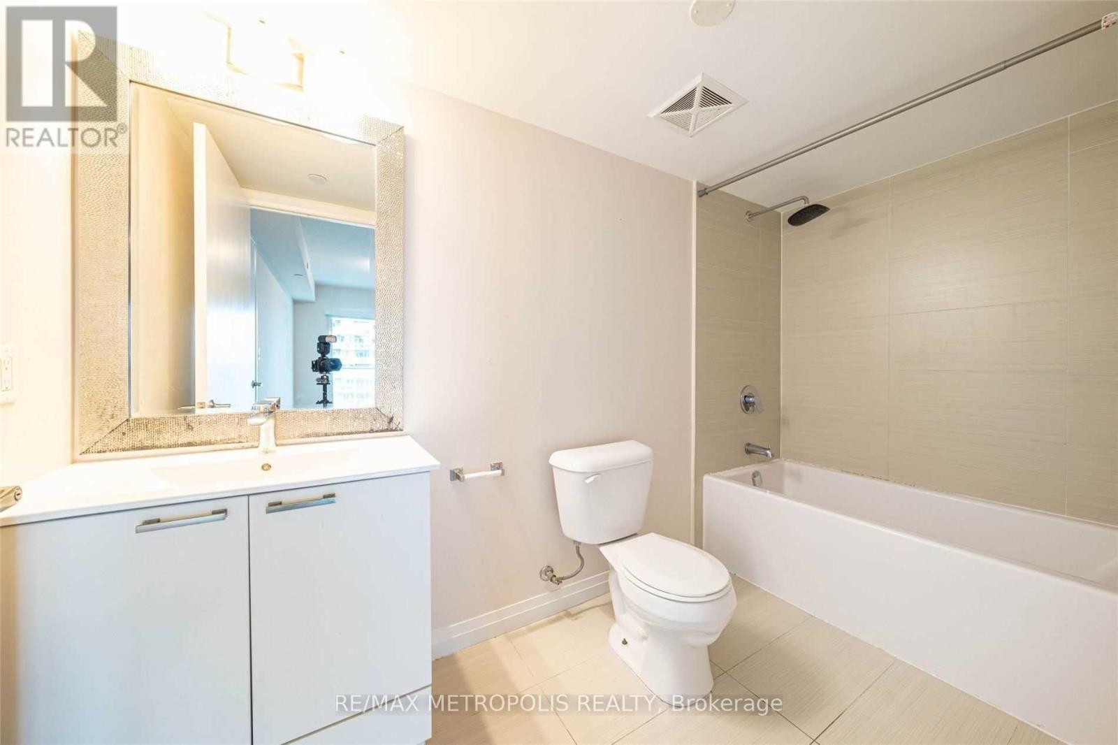 1601 - 2152 Lawrence Avenue E, Toronto, ON - Indoor Photo Showing Bathroom