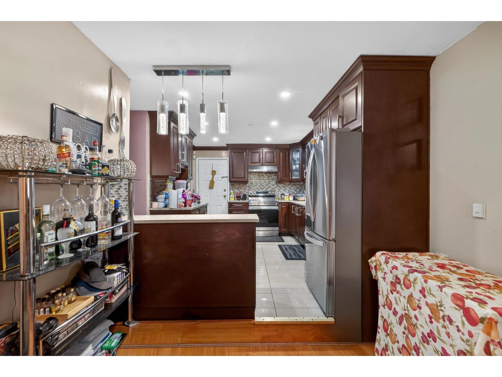 7576 140 Street, Surrey, BC - Indoor Photo Showing Kitchen