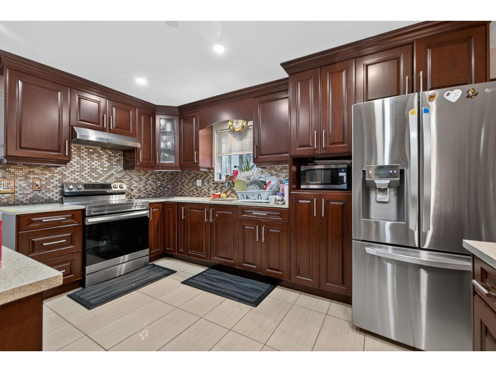 7576 140 Street, Surrey, BC - Indoor Photo Showing Kitchen
