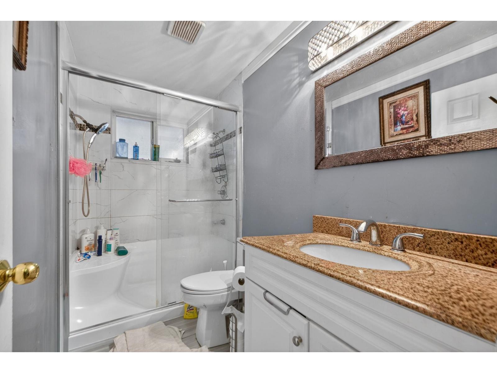 7576 140 Street, Surrey, BC - Indoor Photo Showing Bathroom