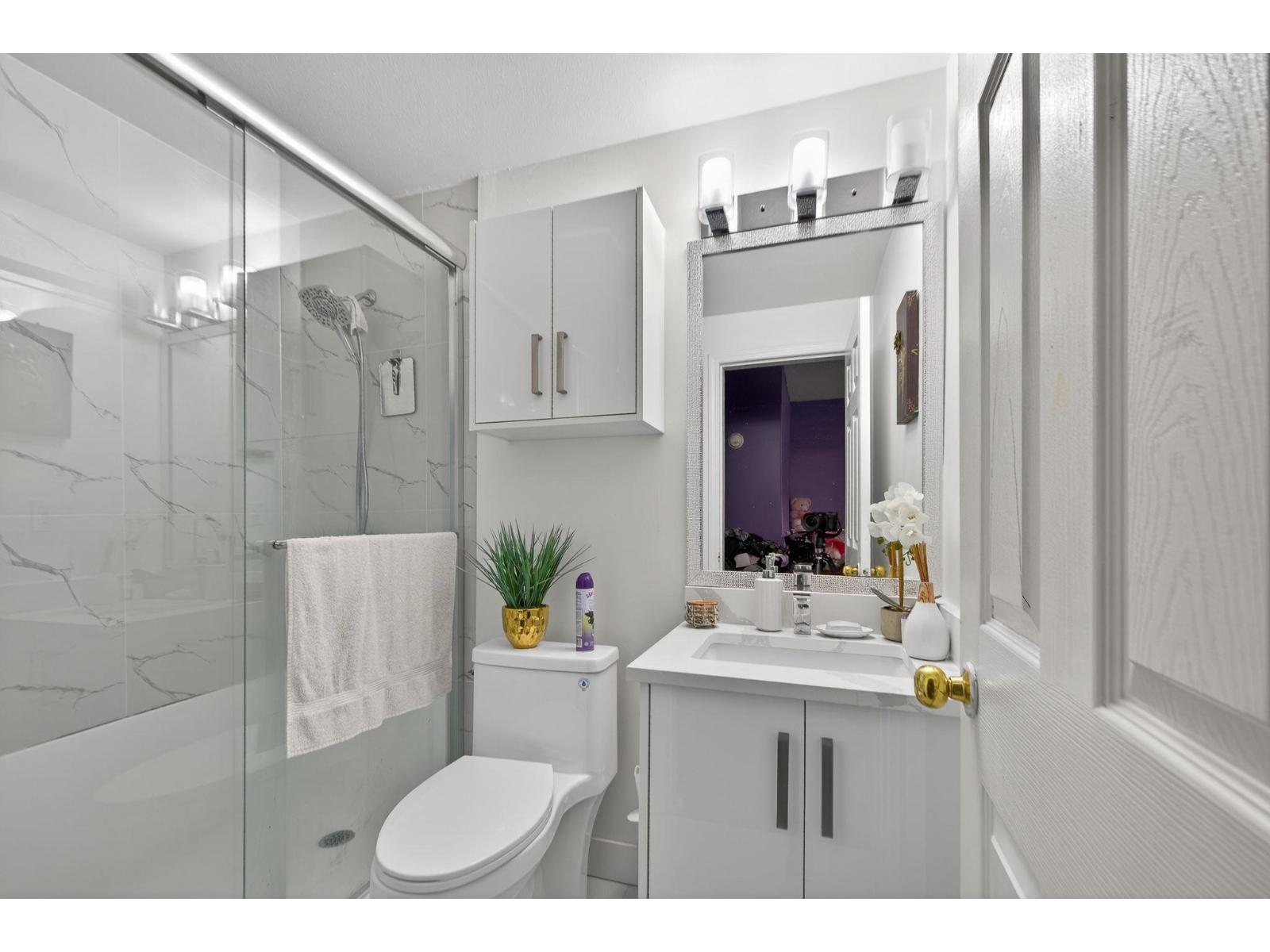 7576 140 Street, Surrey, BC - Indoor Photo Showing Bathroom