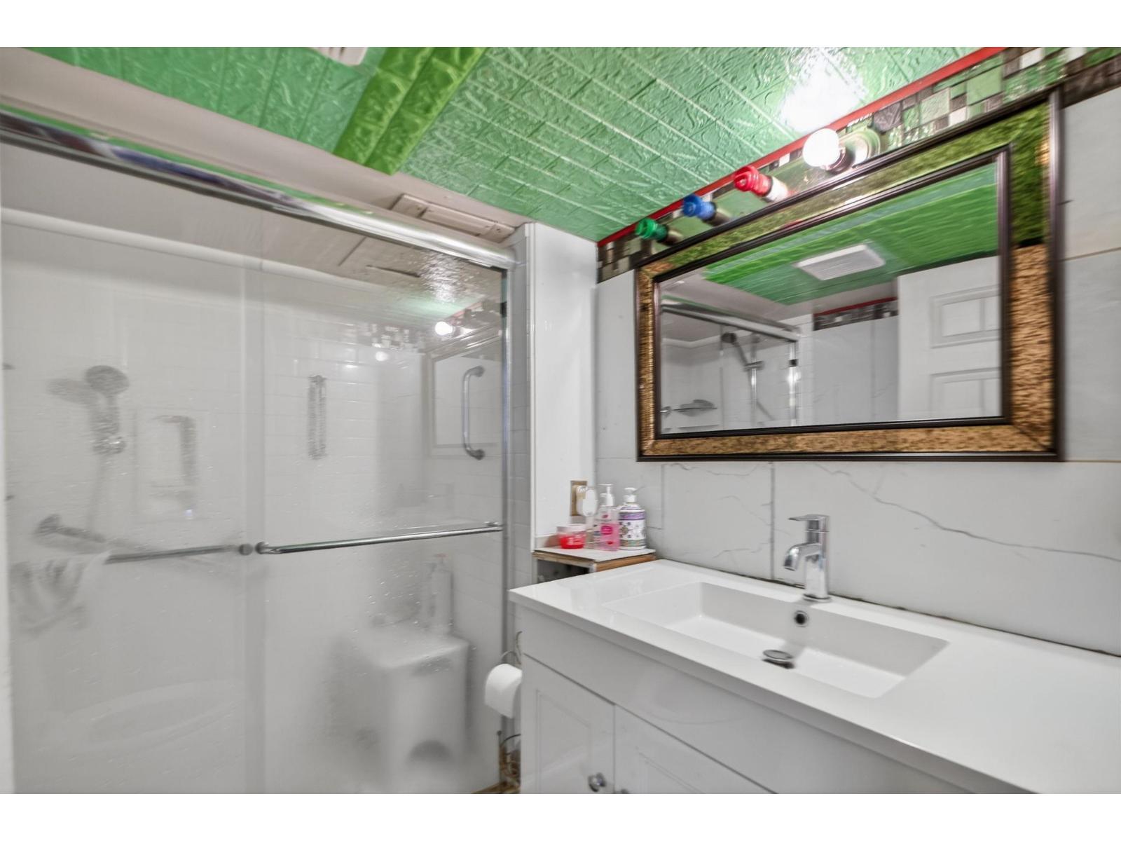 7576 140 Street, Surrey, BC - Indoor Photo Showing Bathroom