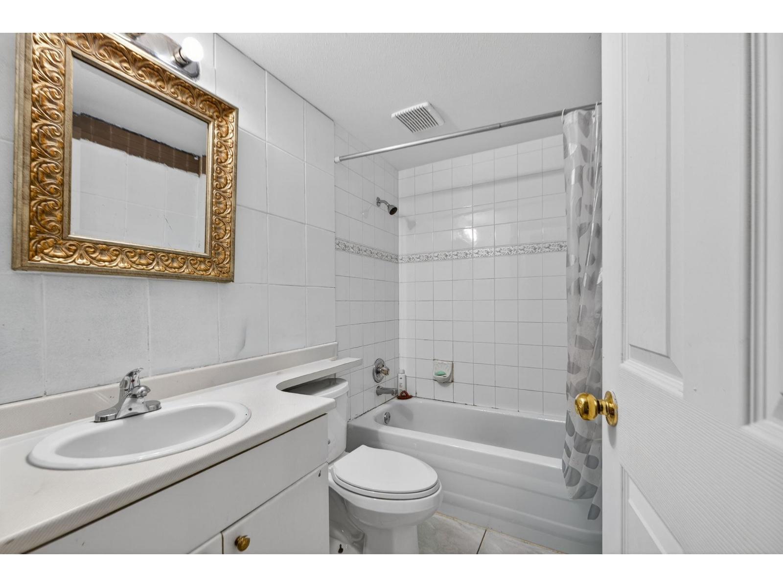 7576 140 Street, Surrey, BC - Indoor Photo Showing Bathroom